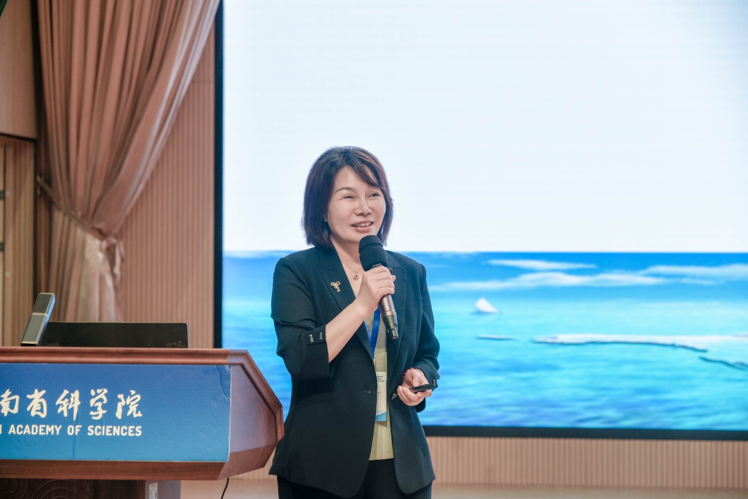 李偉華教授主持會(huì)議